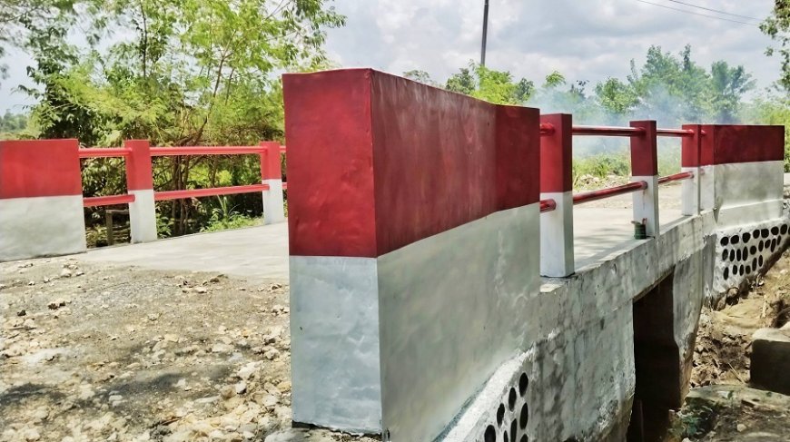 Gotong Royong Babinsa dan Warga Tuntaskan Finishing Jembatan Garuda Beton Kriko 2