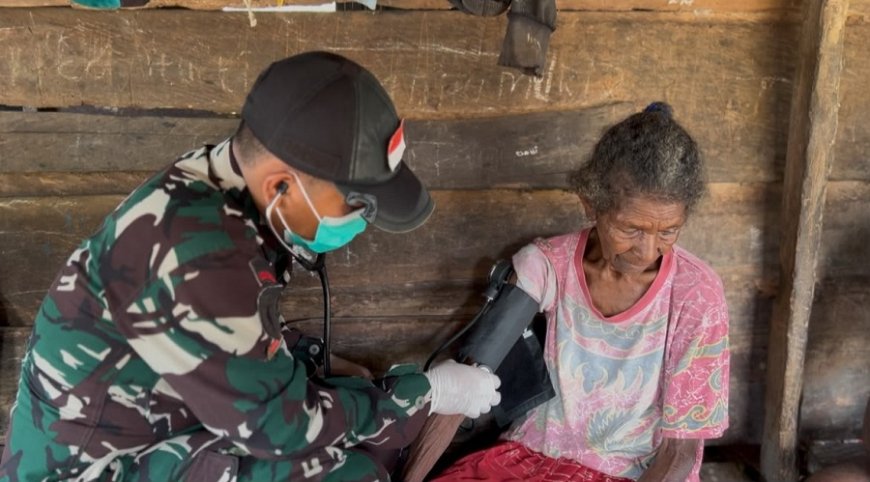 Yonif TP 860/NSK Gelar SI CEPAT, Layani Kesehatan Warga Kampung Botawa