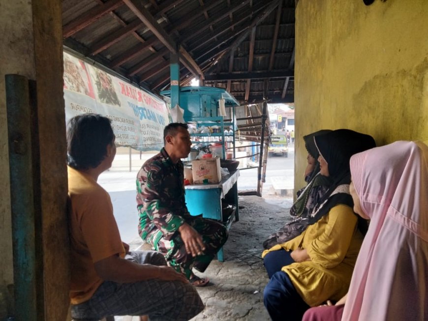 Babinsa Koramil 12/Jatinegara Jalin Silaturahmi dengan Warga Melalui Komsos di Rumah Warga