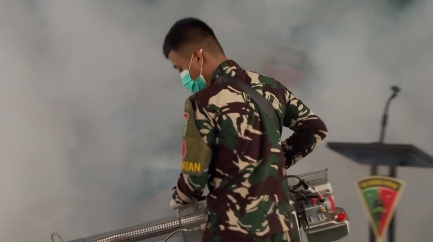 Cegah Malaria, Yonif TP 860/NSK Lakukan Fogging di Lingkungan Pangkalan