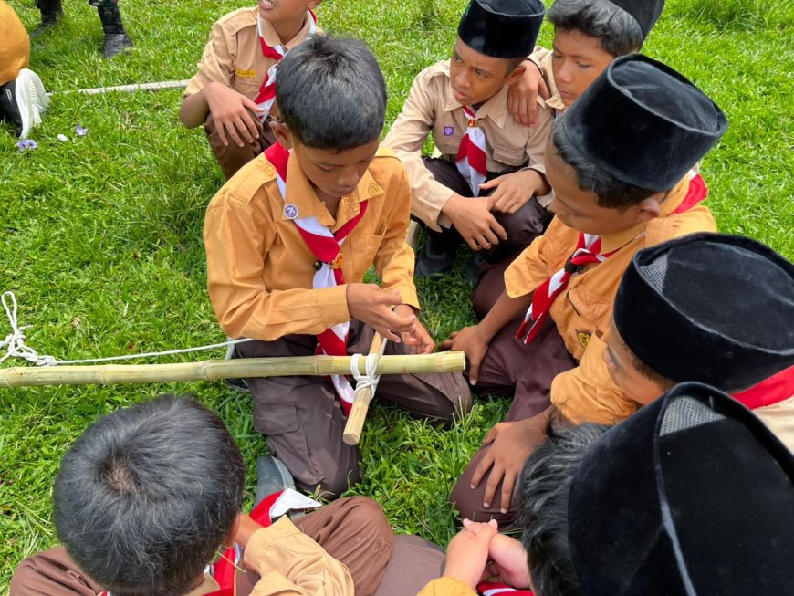 Yonif TP 860/NSK Latih Kepramukaan dan Wawasan Kebangsaan Siswa MTs Ma’arif NU Waropen