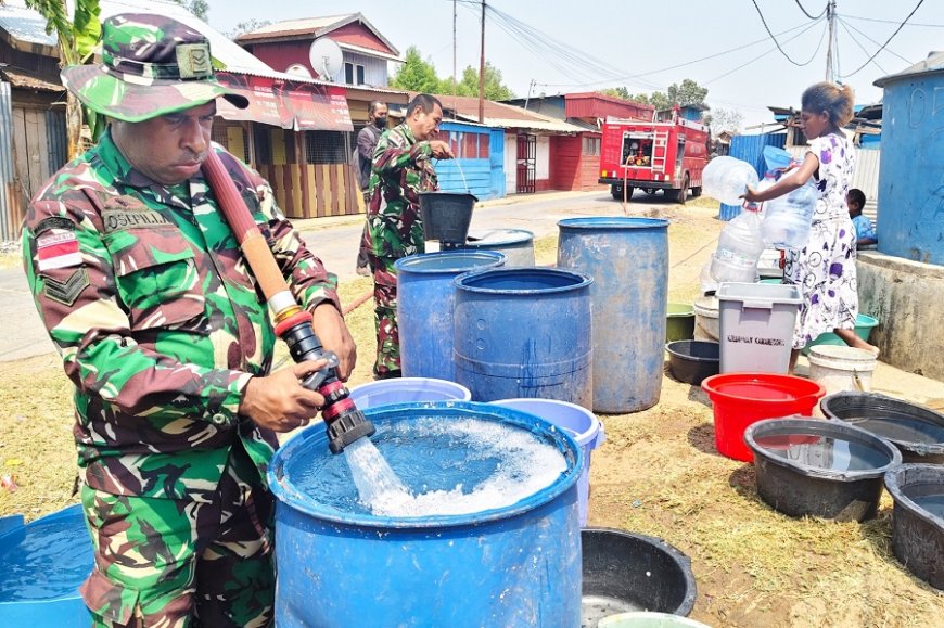 Hadir Untuk Masyarakat, Kodim 1707/Merauke Salurkan 8.000 Liter Air Bersih Kepada Warga Gudang Arang