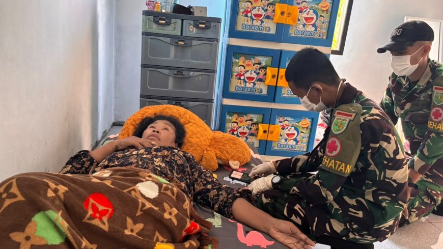 Si Cepat Yonif TP 860/NSK Datangi Rumah Warga untuk Berikan Pengobatan di Waropen