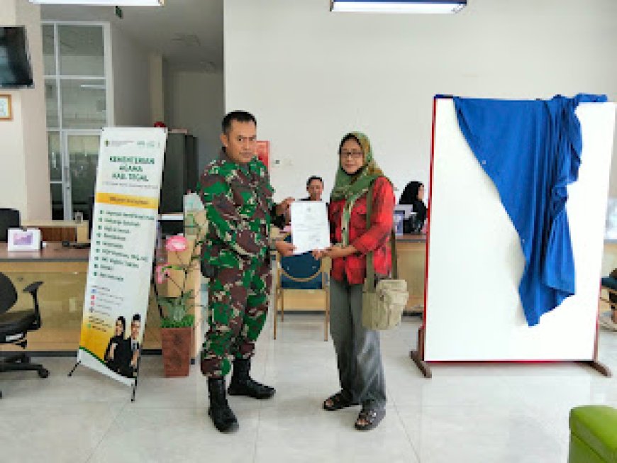Semarak HUT ke-81 TNI, Babinsa Kodim 0712/Tegal Dampingi Warga Pembuatan Akta Kelahiran