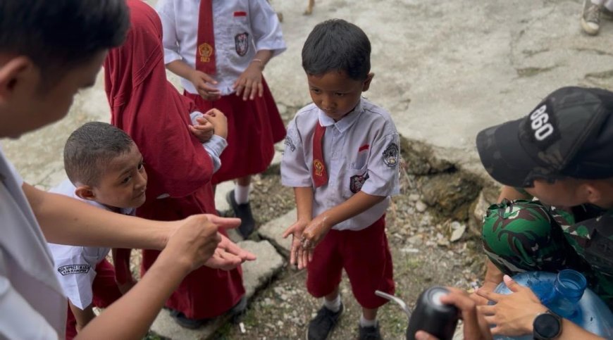 TEKAD Yonif TP 860/NSK, Ajarkan Siswa SD Inpres Waren 1 Cara Cuci Tangan yang Benar