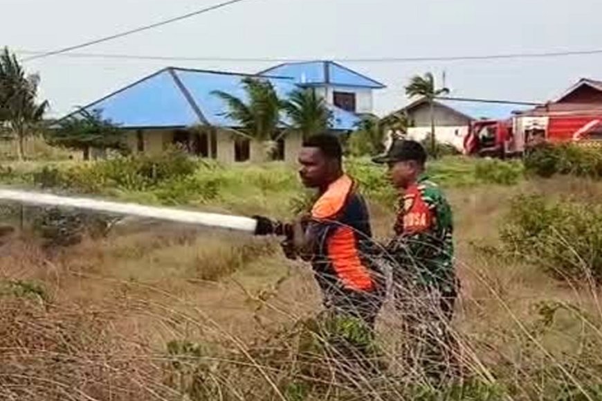 Sinergi TNI dan BPBD Merauke, Bersama-Sama Padamkan Kebakaran Lahan di Kelurahan Samkai