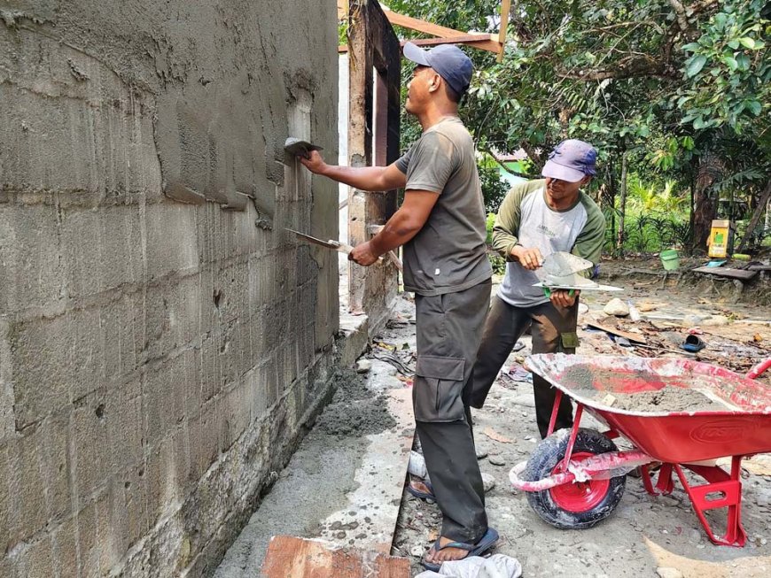 Satgas TMMD ke-130 Kodim Jayapura Fokus Plesteran Dinding Rumah Warga di Sabron Sari