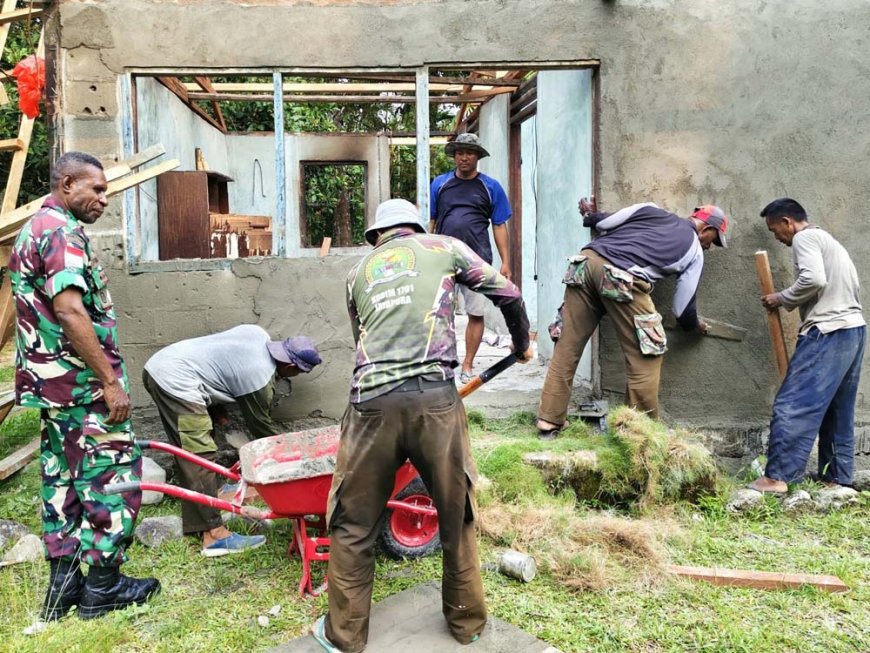 Masuki Hari Kedua, TNI dan Tukang Bergotong Royong Rehabilitasi Rumah Mekias Enembe