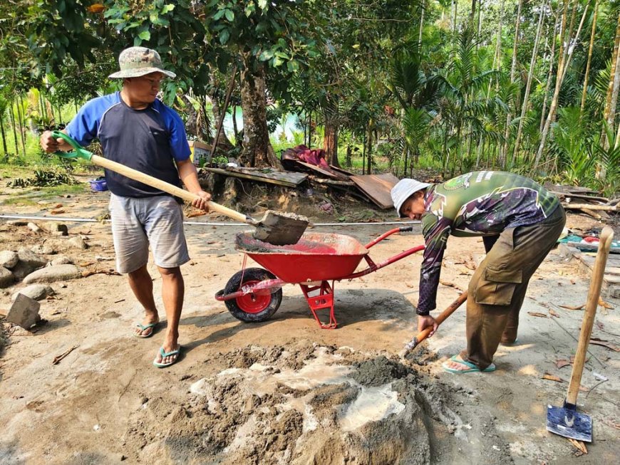 Gotong Royong TNI dan Tim Tukang Warnai Rehabilitasi Rumah di Sentani Barat