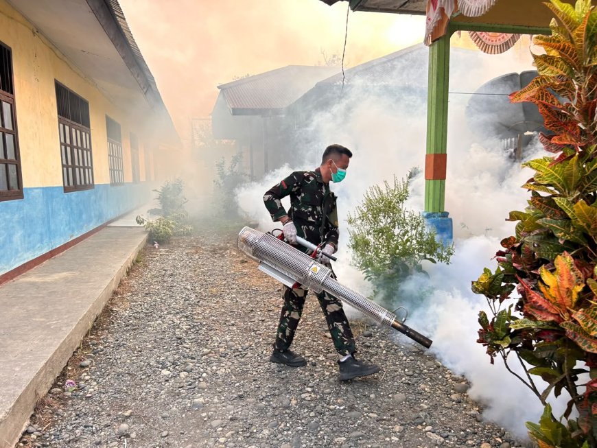 Cegah DBD dan Malaria, Yonif TP 860/NSK Lakukan Fogging di SD Inpres SP IV Botawa