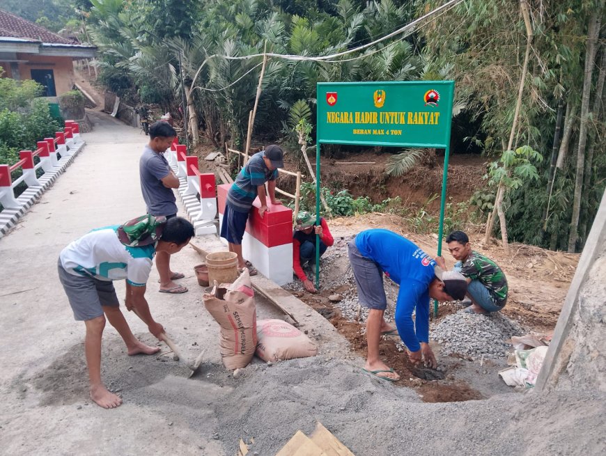 Pemasangan Plang “Negara Hadir untuk Rakyat” Warnai Pembangunan Jembatan Garuda di Paweden