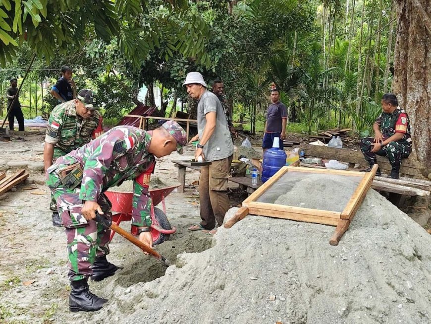 Gotong Royong TNI dan Warga dalam Rehabilitasi Rumah di Kampung Sabron Sari