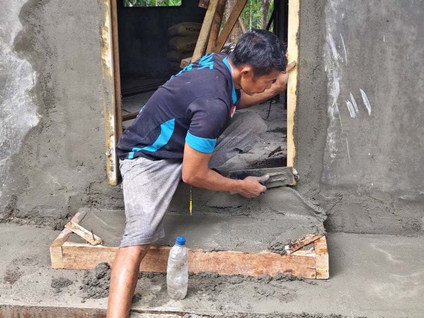 Sabtu di Sabron Sari: Personel TMMD ke-130 Bergerak Rehabilitasi Rumah Warga