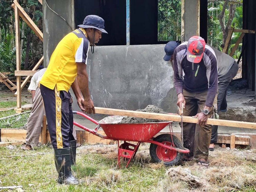 Gotong Royong TNI-Polri Warnai Perbaikan Rumah Tidak Layak Huni di Sabron Sari