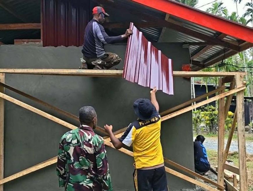 Rehabilitasi Rumah Warga di Sentani Barat Perkuat Kemanunggalan TNI dengan Rakyat