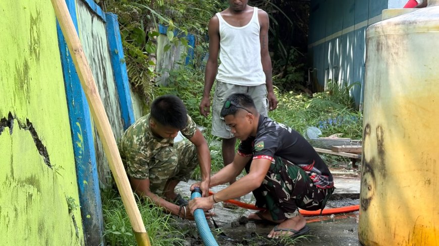 Yonif TP 860/NSK Salurkan 5.000 Liter Air Bersih untuk Gereja GKI Betania Waren