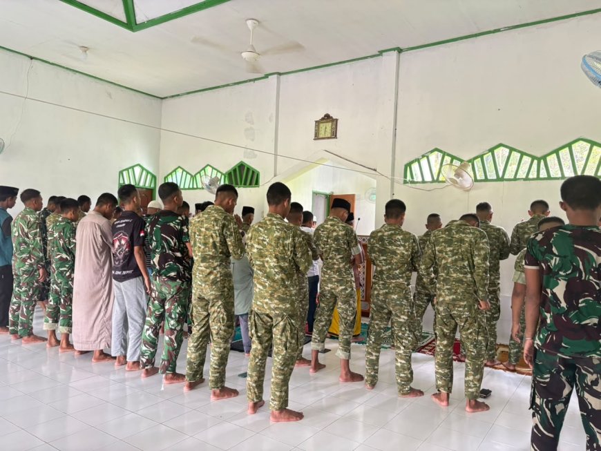 Giat SAJADAH, Prajurit Yonif TP 860/NSK Sholat Jumat Bersama Warga Waropen
