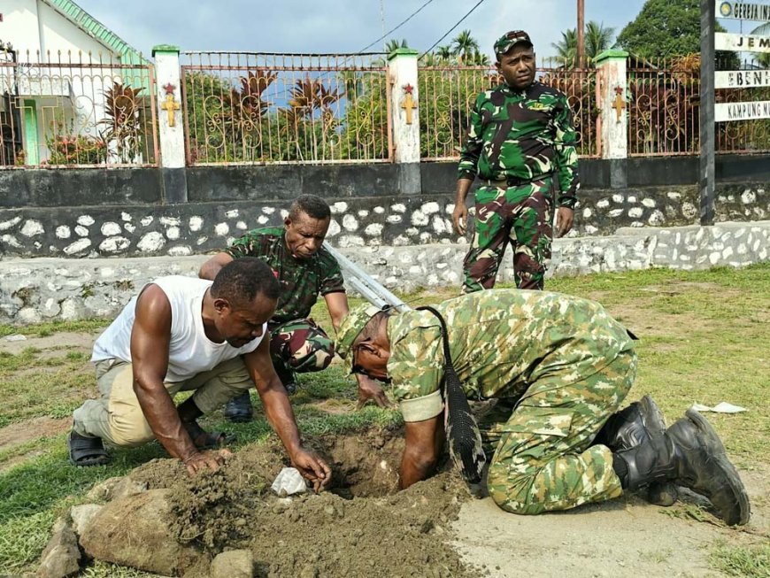 Dukung Aktivitas Positif Generasi Muda, Satgas TMMD ke-130 Kodim 1701/Jayapura Perbaiki Lapangan Voli