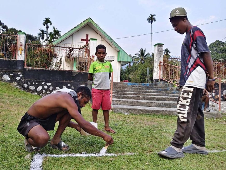 Tiang Net Diganti Besi, Satgas TMMD Tingkatkan Kelayakan Lapangan Voli di Sabron Sari