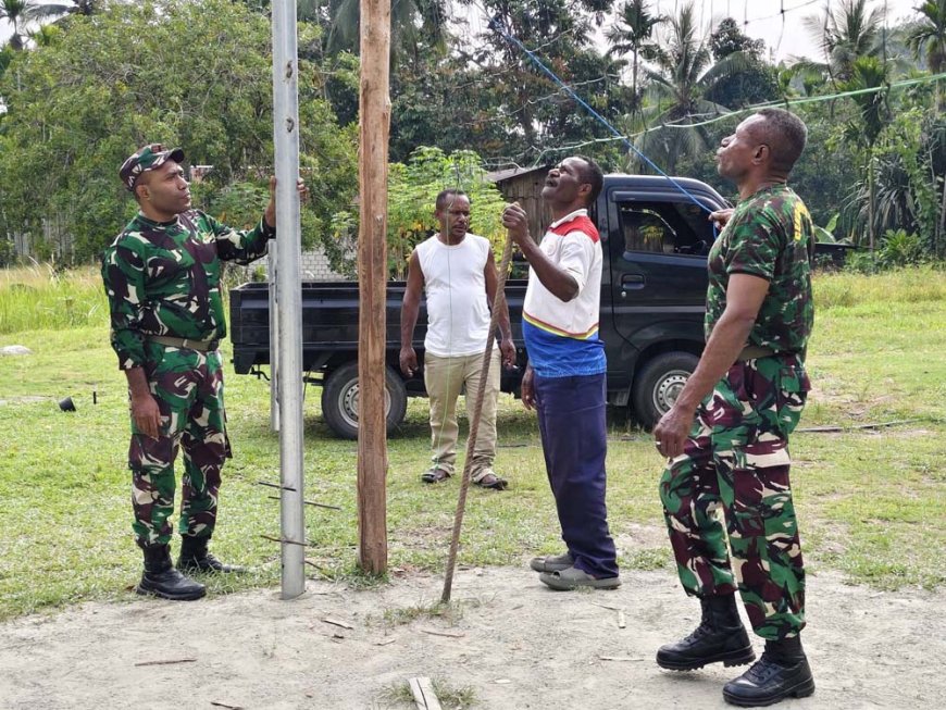 Gotong Royong Jadi Kunci Perawatan Lapangan Voli oleh Satgas TMMD Kodim Jayapura