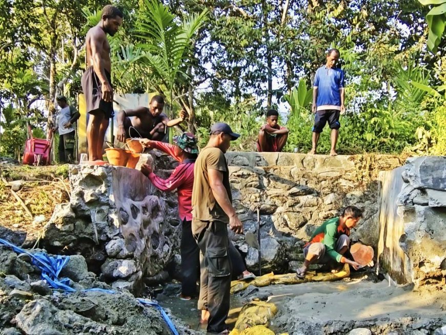 Perbaikan Bak Penampungan Air Bersih Jadi Bagian Pengabdian TMMD di Sabron Sari