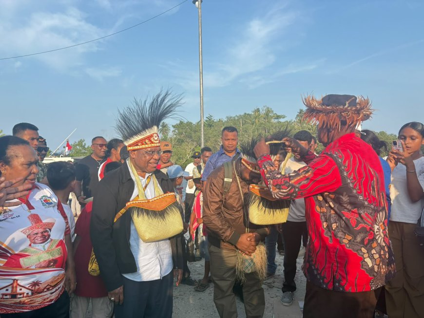 Yonif TP 860/NSK Kawal Kunjungan Pastoral Uskup Timika di Waropen