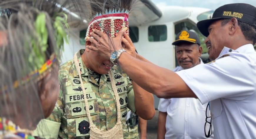 Disambut Tarian Adat Waropen, Pangdam XVII/Cenderawasih Kunjungi Yonif TP 860/NSK dan Tekankan Pengabdian kepada Rakyat