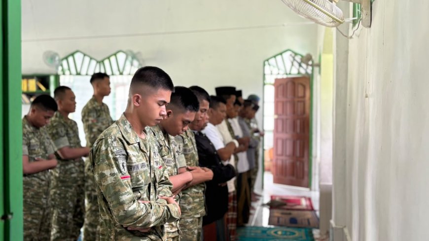 SAJADAH, Prajurit Yonif TP 860/NSK Sholat Jumat Bersama Warga Waropen
